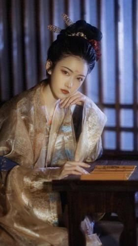 古诗词中女子排名前十(女子体香古诗词)插图1