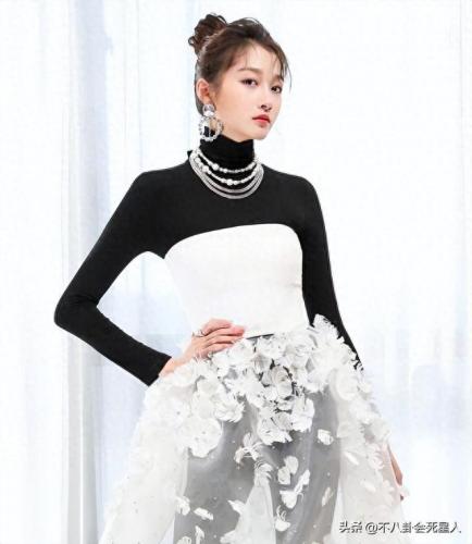 李菲儿裙子滑落(女明星下身穿衣搭配)插图12