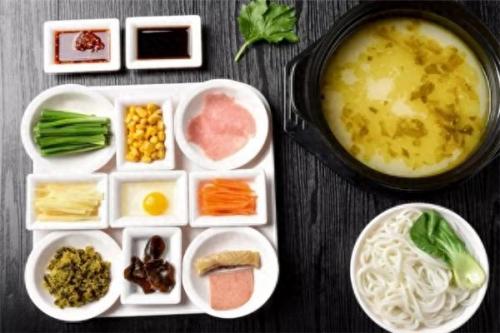 云魁过桥米线(云南正宗过桥菊花米线培训)插图1