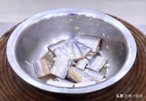 带鱼怎么做法最好吃(冰冻带鱼8种最佳吃法)插图3