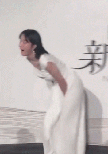 美女裙底风光图片(男子蹲下偷拍女子裙底)插图22