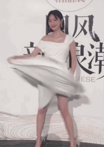 美女裙底风光图片(男子蹲下偷拍女子裙底)插图21