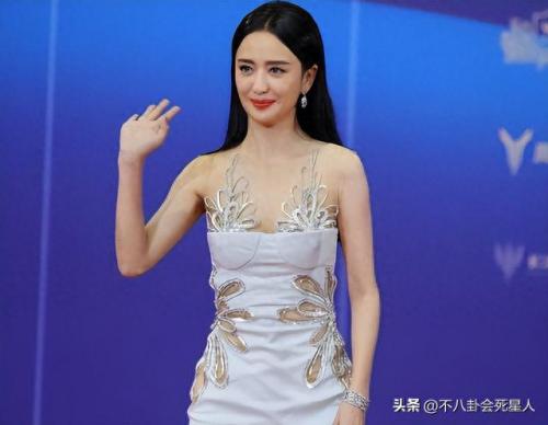 李菲儿裙子滑落(女明星下身穿衣搭配)插图2
