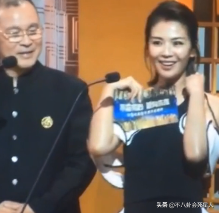 美女裙底风光图片(男子蹲下偷拍女子裙底)插图6