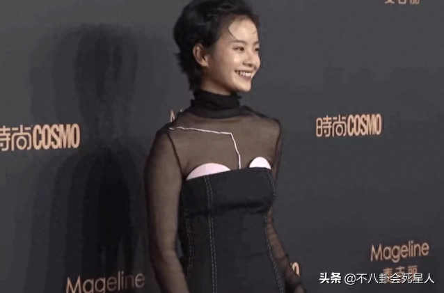 美女裙底风光图片(男子蹲下偷拍女子裙底)插图25