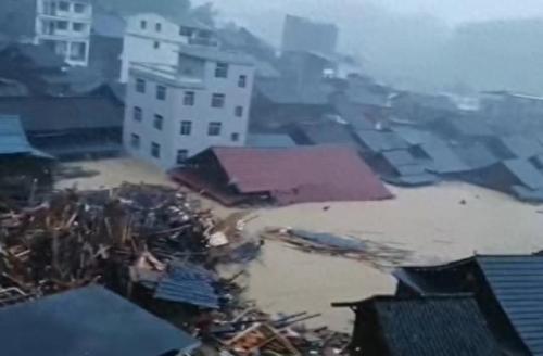 贵州黔东南现特大暴雨 房屋被冲走(贵州黔东南出现特大暴雨报道)插图1