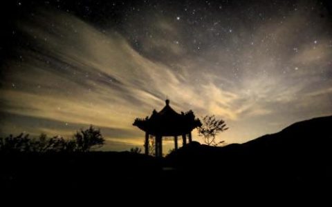 孤月沧浪河汉清下一句(我与春风皆过客你携秋水揽星河)