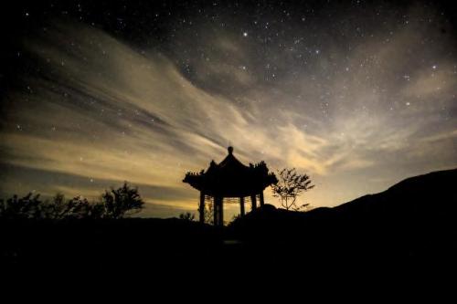 孤月沧浪河汉清下一句(我与春风皆过客你携秋水揽星河)插图