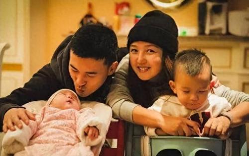 何洁释小龙结婚了吗(何洁离婚了几次)插图15