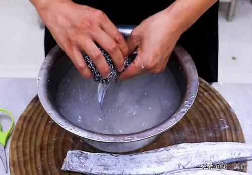 带鱼怎么做法最好吃(冰冻带鱼8种最佳吃法)插图1