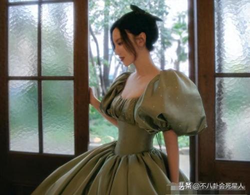 李菲儿裙子滑落(女明星下身穿衣搭配)插图10
