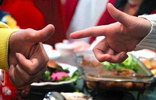 餐桌上的游戏(饭局小游戏活跃气氛)插图