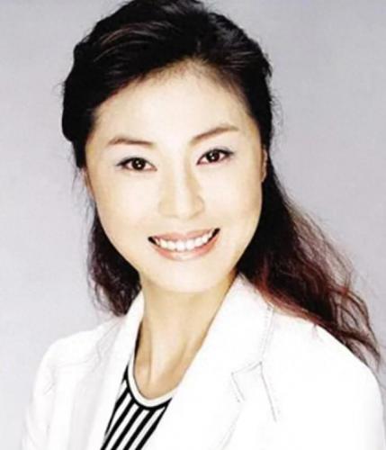美女主播李泳(广东卫视女主持人李泳个人资料)插图3