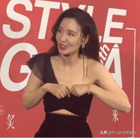 美女裙底风光图片(男子蹲下偷拍女子裙底)插图3
