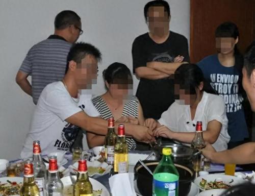 餐桌上的游戏(饭局小游戏活跃气氛)插图1