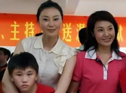 美女主播李泳(广东卫视女主持人李泳个人资料)插图1