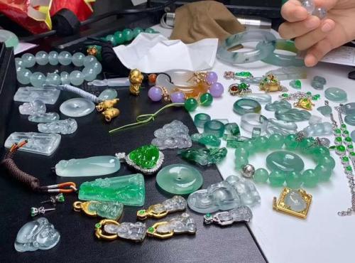 翡翠挂件销量排名前十(翡翠挂件上的荧光粉怎样洗干净)插图