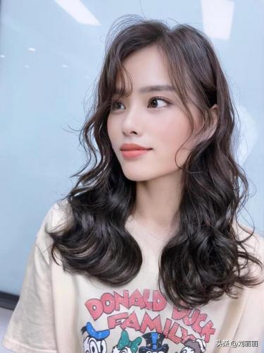 烫哪种头发好看(烫什么样的头发好看女生)插图9