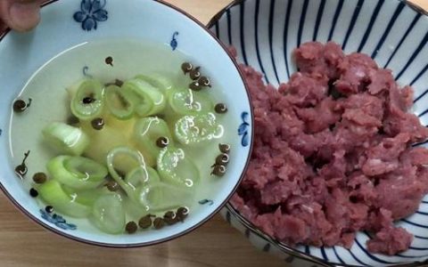 小馄饨的包法(一根筷子包馄饨一挤一抽)