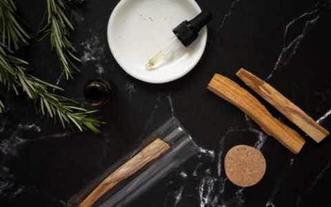 面部精油(面部精油怎么用在脸上步骤)