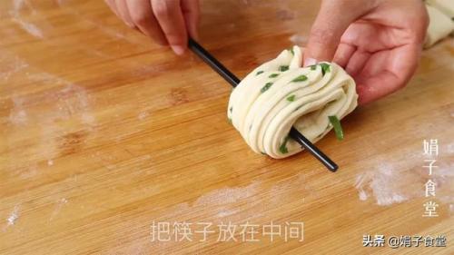 花卷的卷法(一根筷子做6种花卷)插图23