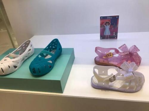儿童凉鞋牌子排名前十(小孩凉鞋十大品牌)插图16
