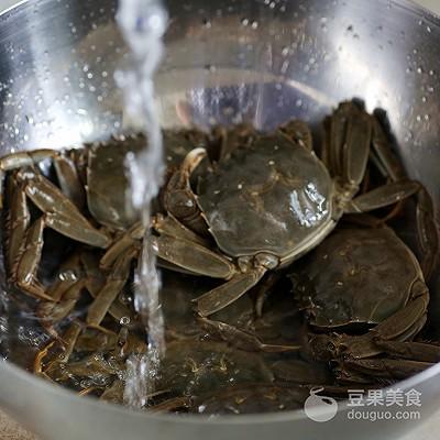 清蒸大闸蟹的做法步骤(大闸蟹的正确蒸法)插图1