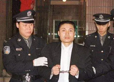 1992年震惊全国的重庆警匪枪战(中国最大的枪战)插图
