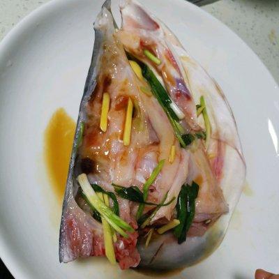 蒸鱼头的做法(大鱼头怎么炖好吃又简单)插图2