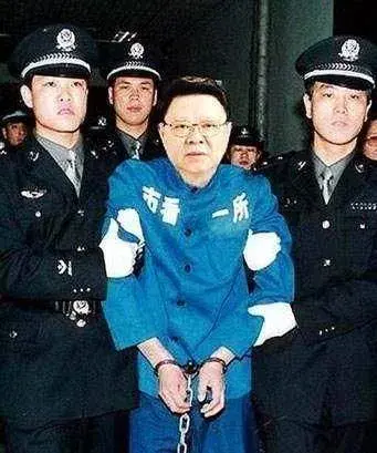 1992年震惊全国的重庆警匪枪战(中国最大的枪战)插图1