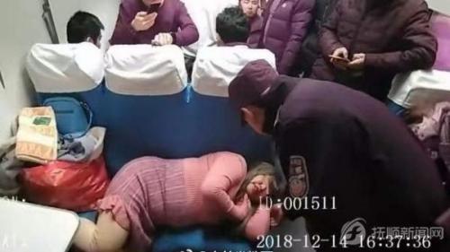女子硬座当卧铺(买卧铺票带1米3小孩怎么收费)插图