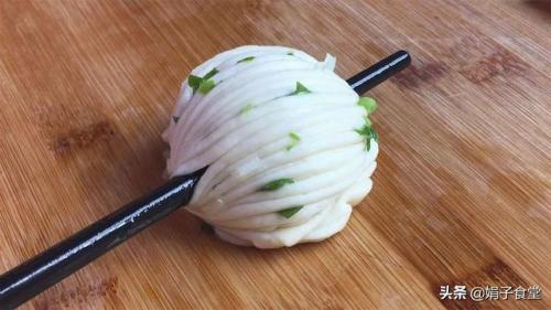 花卷的卷法(一根筷子做6种花卷)插图1