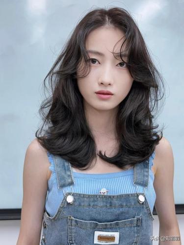 烫哪种头发好看(烫什么样的头发好看女生)插图13