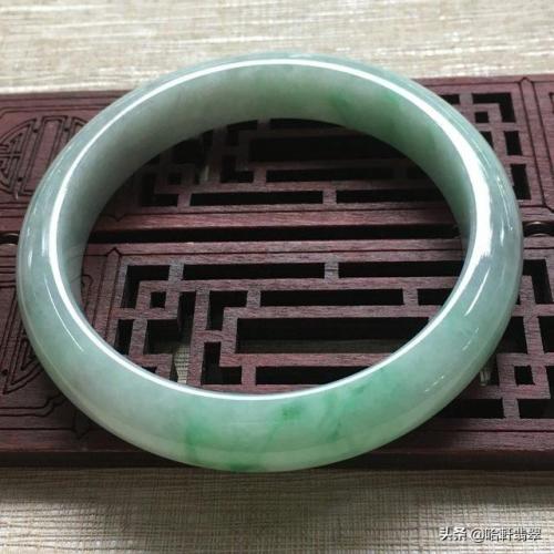 玉镯牌子平价排名前十(什么牌子的玉镯子性价比高)插图5