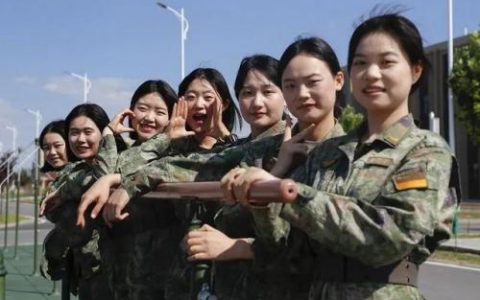 女兵谣歌词(当那天来临时 军歌歌词)