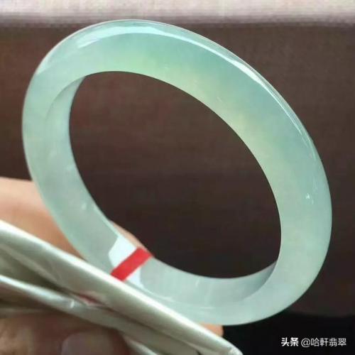 玉镯牌子平价排名前十(什么牌子的玉镯子性价比高)插图7
