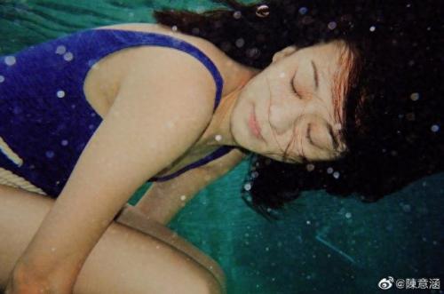 十大憋气美女排行榜图片(外国美女牛奶罐憋气28分钟)插图1