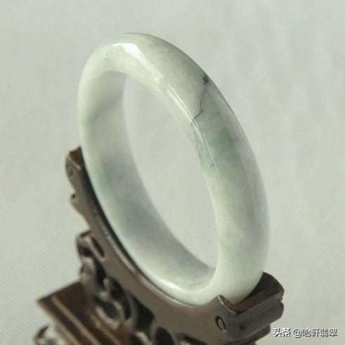 玉镯牌子平价排名前十(什么牌子的玉镯子性价比高)插图2