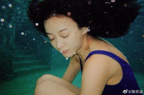 十大憋气美女排行榜图片(外国美女牛奶罐憋气28分钟)插图3
