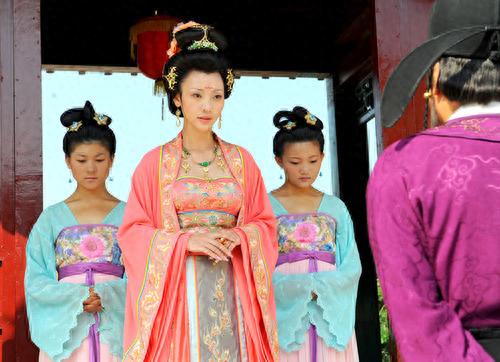国外十大丰满美女排行榜(金发碧眼外国大美女)插图6