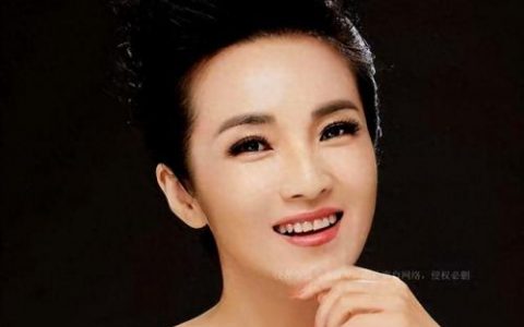 管彤和韩红结婚照(管彤一家三口的近照)