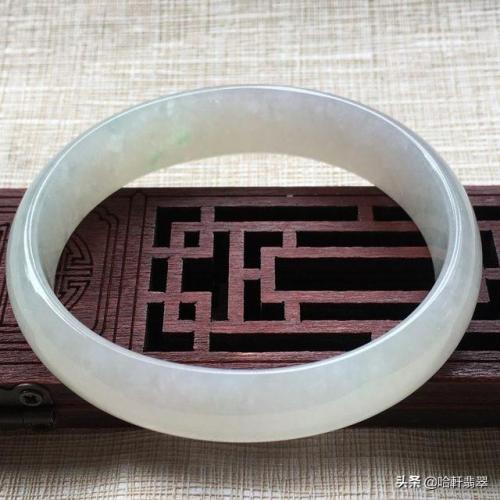 玉镯牌子平价排名前十(什么牌子的玉镯子性价比高)插图6