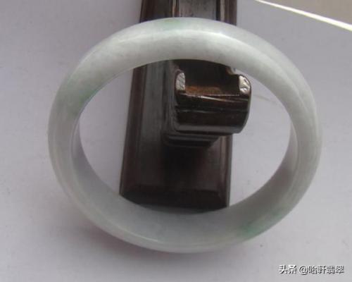 玉镯牌子平价排名前十(什么牌子的玉镯子性价比高)插图3
