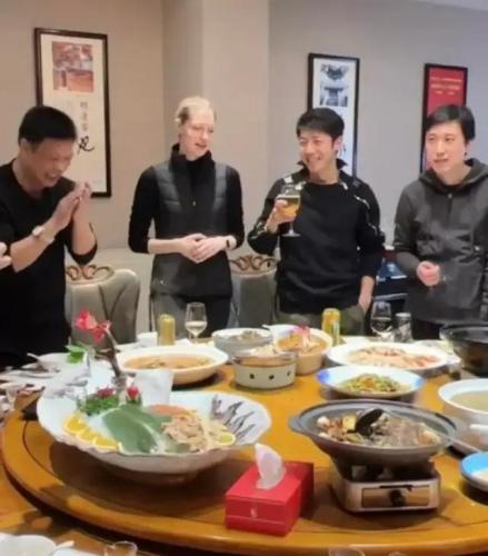 李白撒贝宁的老婆多大(撒贝宁一家四口)插图7