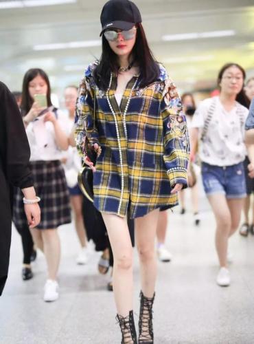 格子衫搭配(卡其色格子衬衫怎么搭配好看)插图5