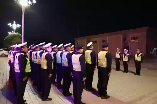 交警拦车阵容插图